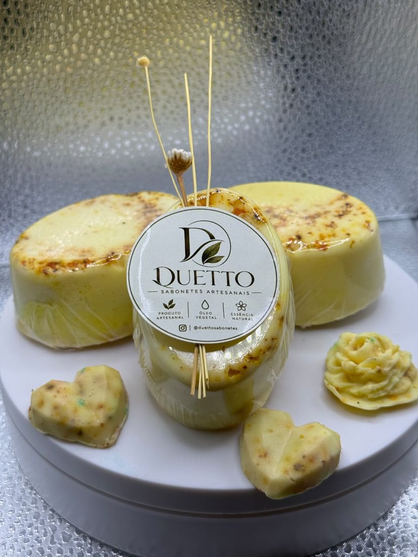 Kit com dois sabonetes ovais amarelos, corações e flor de sabonete