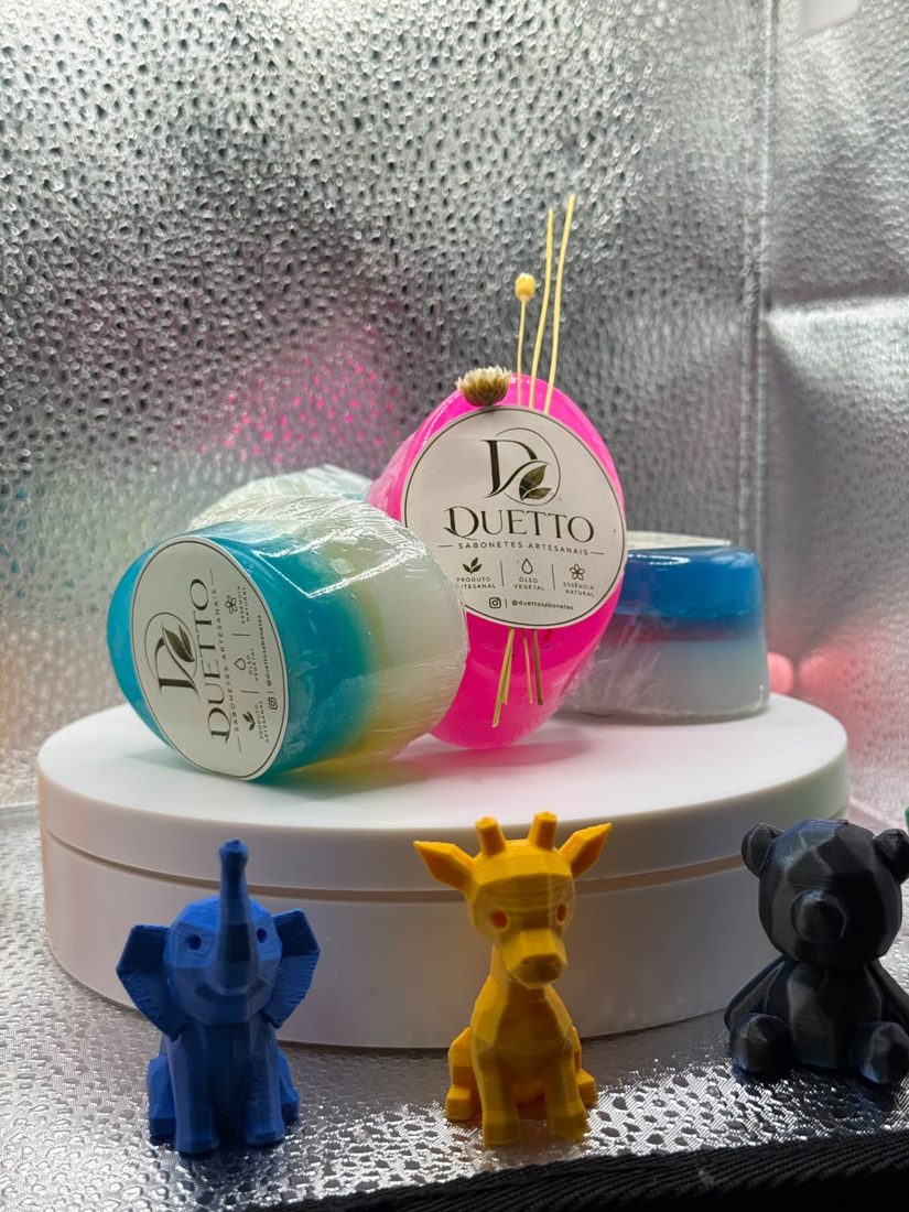 Sabonetes coloridos em camadas com bichinhos